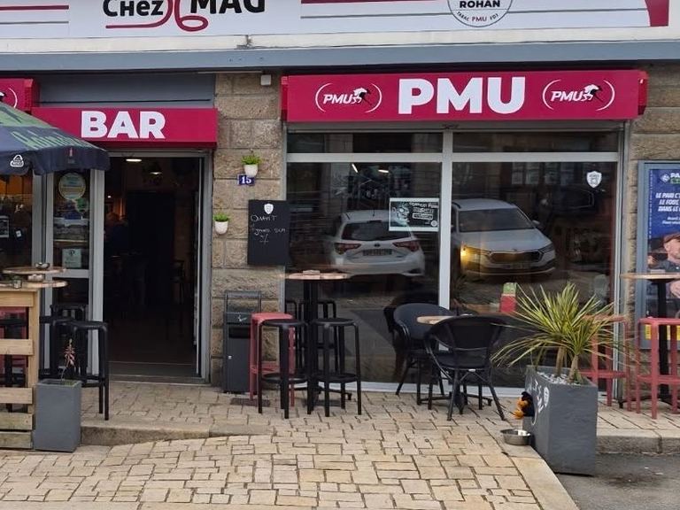 L'entrée du bar et sa terrasse en bois, côté rue