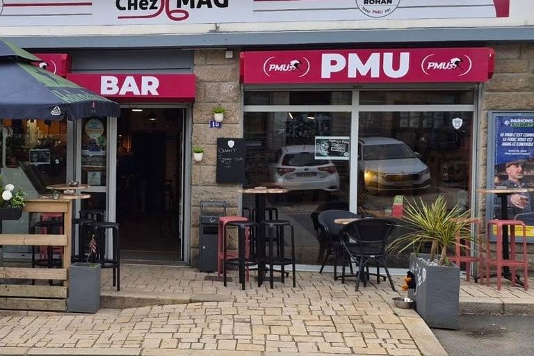 Les tables hautes de la terrasse, devant l'entrée du bar