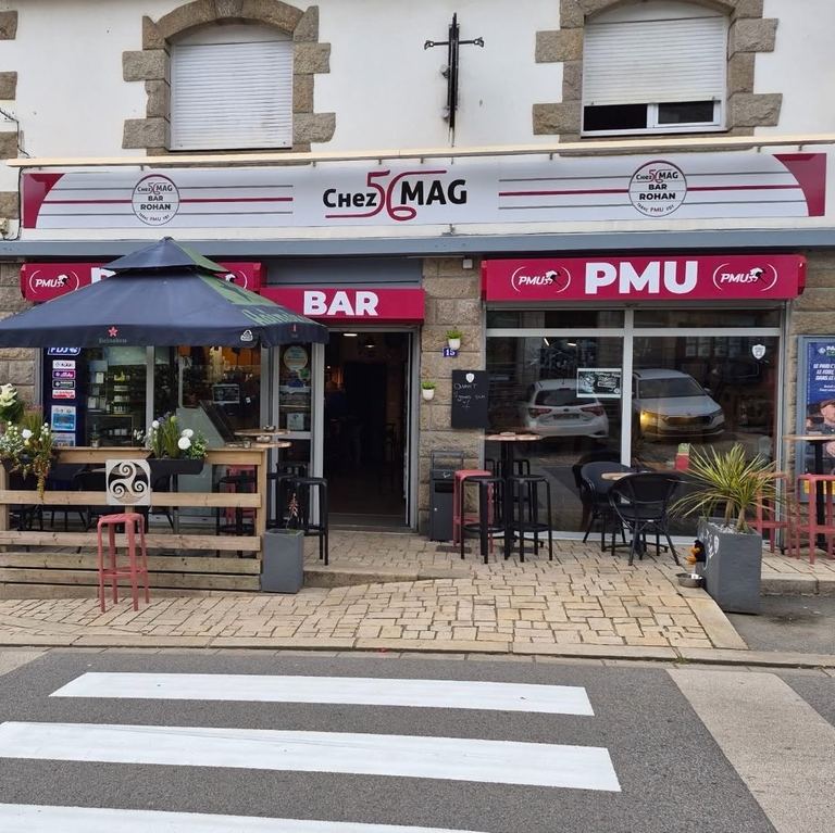 La devanture de Chez MAG 56 et sa terrasse en bois, rue du Pont d'Oust